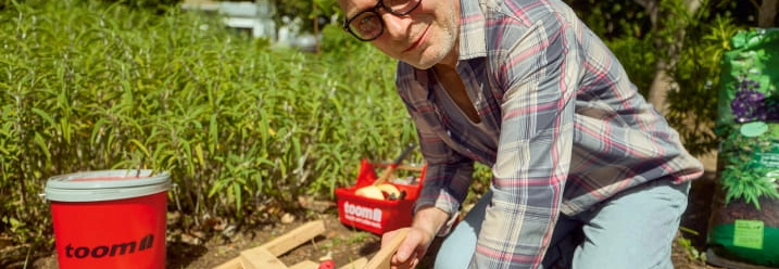 Jochen sägt Holz